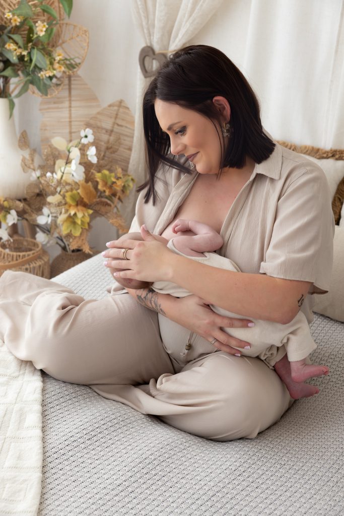 Parent tenant tendrement son enfant tout contre lui pendant une séance photo